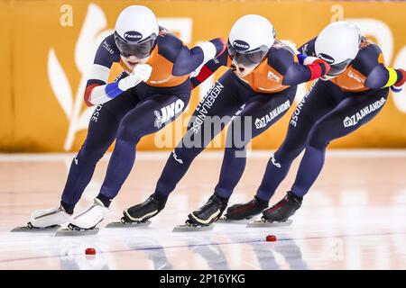 HERENVEEN - Joy Bune (NED), Irene Schouten (NED), Marijke Groenewoud (NED) (lr) pendant la poursuite par équipe pour les femmes aux Championnats du monde de patinage de vitesse de l'UIP à Thialf. ANP VINCENT JANNINK Banque D'Images