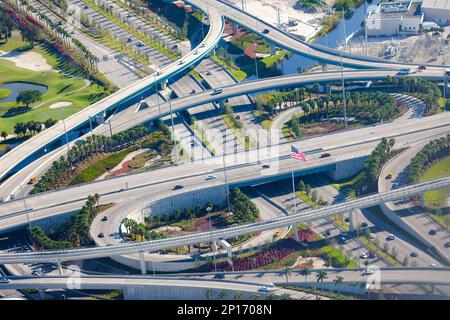 Vue aérienne d'une intersection d'autoroute à Miami, Floride, États-Unis Banque D'Images