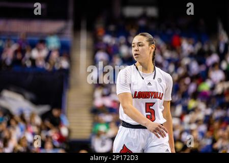 Greensboro, Caroline du Nord, États-Unis. 3rd mars 2023. Les Cardinals de Louisville gardent Mykasa Robinson (5) pendant les quarts de finale du tournoi de l'ACC féminin contre les diacres de démons de la forêt Wake au Greensboro Coliseum à Greensboro, en Caroline du Nord. (Scott Kinser/Cal Sport Media). Crédit : csm/Alay Live News Banque D'Images