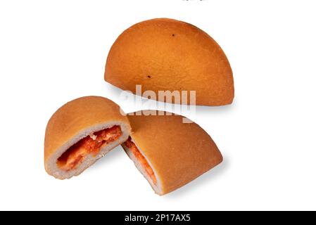 Calzone de panzerotti italien à friture profonde, beignets typiques des Pouilles farcis de tomates et de mozzarella, isolée sur un chemin blanc Banque D'Images