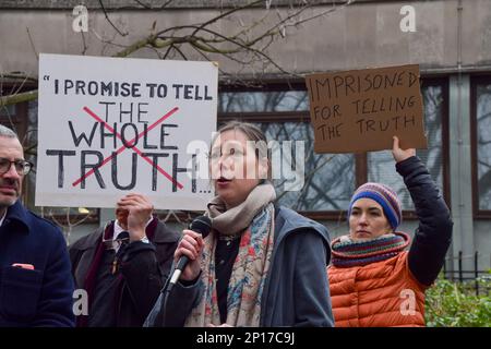 Londres, Royaume-Uni. 3rd mars 2023. Avocat Jodie Blackstock donne un discours. Les avocats ont manifesté devant la cour intérieure de la Couronne de Londres en réponse à la décision d'un juge selon laquelle les activistes climatiques en procès ne peuvent pas parler du changement climatique. Les avocats se sont rassemblés devant le tribunal pour soutenir que les militants soient autorisés à exprimer leurs motivations, alors que deux activistes, Amy Pritchard et Giovanna Lewis, attendaient un jugement pour outrage au tribunal pour avoir parlé de la crise climatique pendant leur procès malgré la décision du juge de ne pas le faire. Banque D'Images