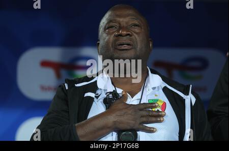 Égypte, Le Caire 03 mars 2023 - Joseph Madienguela entraîneur-chef du Congo de moins de 20 ans regarde pendant le quart de finale match entre le Congo de moins de 20 ans et la Tunisie de moins de 20 de TotalEnergies de moins de 20 coupe de l'Afrique des nations Egypte 2023 et se qualifie jouer pour la FIFA de moins de 20 coupe du monde 2023 in Indonésie. Stade international du Caire au Caire, Égypte, 2023. Crédit photo SSSI : Sebo47/Alamy Live News Banque D'Images