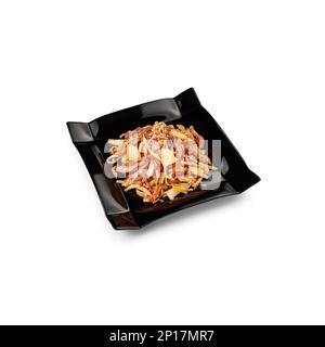 Wok dans la sauce teriyaki sur un plat plat plat plat noir plat blanc d'arrière-plan isolat Banque D'Images