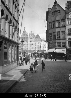 Vues sur l'Europe, entre 1904 et 1938. Grote Markt, Anvers, Belgique, avec statue de Silvius Brabo et fontaine de Jef Lambeaux. Derrière la sculpture se trouve la maison de Den vos. Banque D'Images