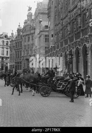 Vues sur les voyages de l'Europe, 1900s. Voitures de la Grand-place, Bruxelles, Belgique. Au centre se trouve la Maison des brasseurs. Banque D'Images