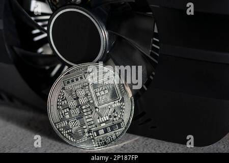 Exploitation minière de crypto-monnaie. Exploitation minière de crypto-monnaie. Pièce de monnaie Bitcoin sur une carte graphique, carte vidéo pour l'exploitation minière de crypto-monnaie. Crypto-monnaie. Banque D'Images