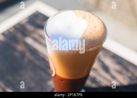 Tasse de café froid grec sur une table, fritpe, verre de freddo, fredo capuchino servi dans la rue café taverne, île de Corfou, Kerkyra, Grèce, grec Banque D'Images