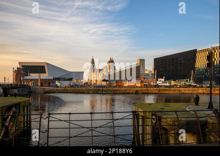 L'île de Mann immeuble Museum de Liverpool et Les Trois Grâces de l'Albert Dock Liverpool Angleterre Banque D'Images