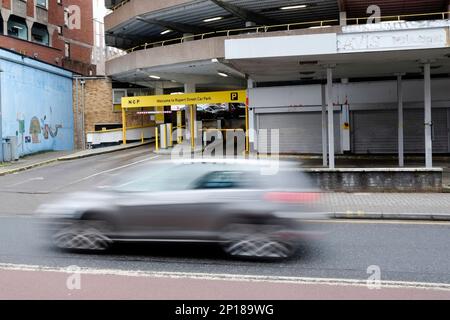 Le parking de Rupert St à plusieurs étages est géré par NCP à Bristol. le premier parking à rampe continue. Banque D'Images