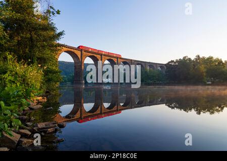 Herdecke: lac Harkortsee à la Ruhr, pont ferroviaire Ruhr-Viadukt, train local de DB à Ruhrgebiet, Nordrhein-Westfalen, Rhénanie-du-Nord-Westphalie, GE Banque D'Images