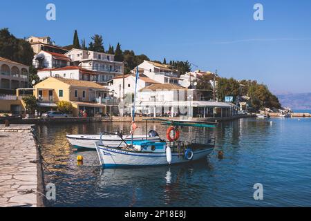 Vue aérienne de Kassiopi, village sur la côte nord-est de l'île de Corfou, îles Ioniennes, Kerkyra, Grèce en été jour ensoleillé, avec marina, ville, plage et Banque D'Images