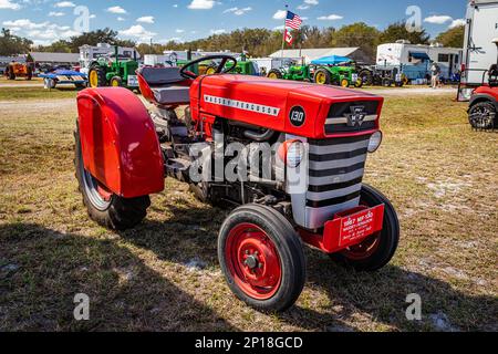 Fort Meade, FL - 24 février 2022 : vue panoramique d'un tracteur diesel 130 Massey Ferguson 1967 lors d'un salon de tracteurs local. Banque D'Images