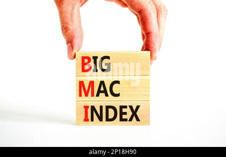 BMI gros symbole d'index mac. Concept mots BMI Big mac index sur des blocs de bois sur une belle table blanche fond blanc. Main d'homme d'affaires. Entreprise et Banque D'Images