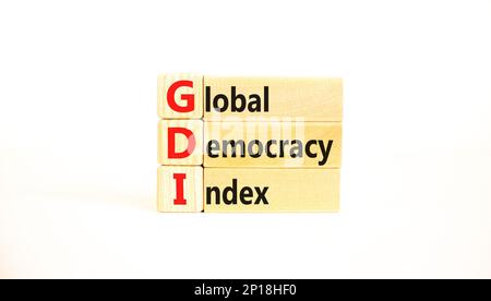 Symbole de l'indice de démocratie mondiale GDI. Mots-clés GDI global démocratie index sur des blocs de bois sur une belle table blanche fond blanc. Entreprise et Banque D'Images