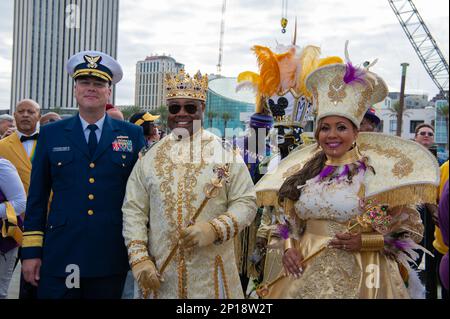Arrière ADM. Richard Timme, huitième commandant de district de la Garde côtière, pose avec le roi et la reine du club d'aide sociale et de plaisir de Zulu à bord des États-Unis Garde côtière Cutter Pamlico 20 février 2023. La Garde côtière a participé à la célébration de Lundi gras en 2023 en transportant le club jusqu'au parc Woldenburg. Banque D'Images