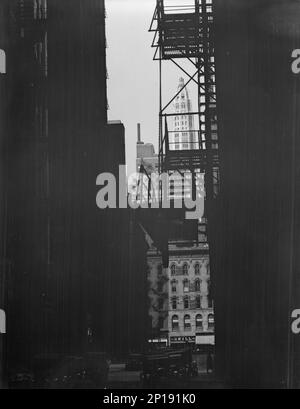 Vue entre les bâtiments du bâtiment Mather/Tour à distance. Chicago, Illinois, entre 1896 et 1942. Banque D'Images