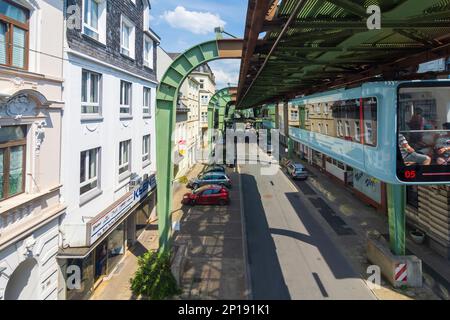 Wuppertal: Chemin de fer suspendu, rue Sonnborner Straße à Bergisches pays, Nordrhein-Westfalen, Rhénanie-du-Nord-Westphalie, Allemagne Banque D'Images