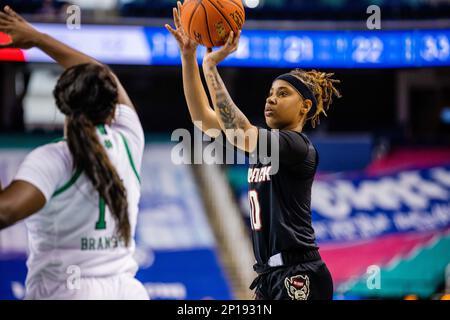 Greensboro, Caroline du Nord, États-Unis. 3rd mars 2023. Le garde Wolfpack de l'État de Caroline du Nord, Aziaha James (10), prend des photos lors des quarts de finale du tournoi féminin ACC contre la bataille irlandaise de notre Dame au Greensboro Coliseum de Greensboro, en Caroline du Nord. (Scott Kinser/Cal Sport Media). Crédit : csm/Alay Live News Banque D'Images