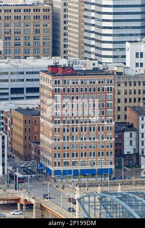 Centre-ville de Pittsburgh : four Smithfield Street, immeuble de bureaux en briques et en terre cuite, se dresse en face du pont de Smithfield Street. Banque D'Images