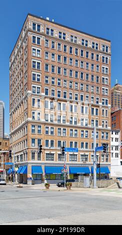 Centre-ville de Pittsburgh : four Smithfield Street, immeuble de bureaux en briques et en terre cuite, se dresse en face du pont de Smithfield Street. Banque D'Images