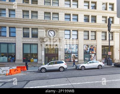 Centre-ville de Pittsburgh : Allegheny Apartments, l'ancien bâtiment de bureau Frick Building Annex, est un gratte-ciel en acier recouvert de terre cuite. Banque D'Images