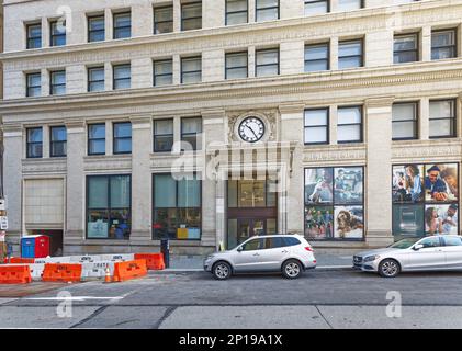 Centre-ville de Pittsburgh : Allegheny Apartments, l'ancien bâtiment de bureau Frick Building Annex, est un gratte-ciel en acier recouvert de terre cuite. Banque D'Images