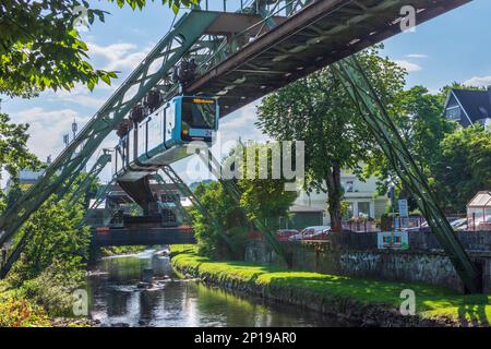 Wuppertal: Chemin de fer suspendu, rivière Wupper à Bergisches pays, Nordrhein-Westfalen, Rhénanie-du-Nord-Westphalie, Allemagne Banque D'Images