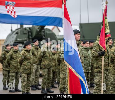 Les soldats croates du groupement tactique de l'OTAN pour une présence avancée renforcée Pologne affectés au contingent croate de 10th, Thunder, et au contingent croate de 11th, Panzer Battery, se tiennent en formation pendant la remise, cérémonie de reprise à Bemowo Piskie, Pologne, le 24 janvier 2023. L'armée croate est fière de travailler aux côtés de la Division d'infanterie de 1st, des alliés de l'OTAN et des partenaires de sécurité régionaux pour fournir des forces crédibles au corps V, sous le commandement du corps déployé avancé de l'Amérique en Europe. Banque D'Images