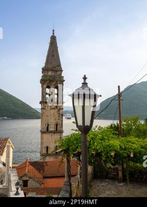 Clocher de l'église Saint-Nicolas au-dessus des toits de Perast Banque D'Images