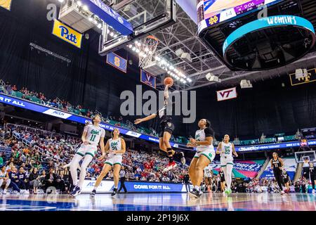 Greensboro, Caroline du Nord, États-Unis. 3rd mars 2023. Le garde-fou de l'État de Caroline du Nord, Aziaha James (10), prend la mise à pied à l'occasion de la compétition irlandaise de notre Dame lors des quarts de finale du tournoi Women's ACC Tournament au Greensboro Coliseum à Greensboro, en Caroline du Nord. (Scott Kinser/Cal Sport Media). Crédit : csm/Alay Live News Banque D'Images