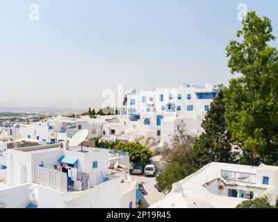 Vue panoramique sur Sidi Bou Said, ville tunisienne avec des maisons colorées dans les couleurs traditionnelles blanches et bleues. Tunisie. Banque D'Images