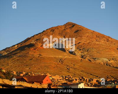 Célèbre montagne d'argent près de la plus haute ville du monde - Potosi en Bolivie. Prise en soirée. Banque D'Images