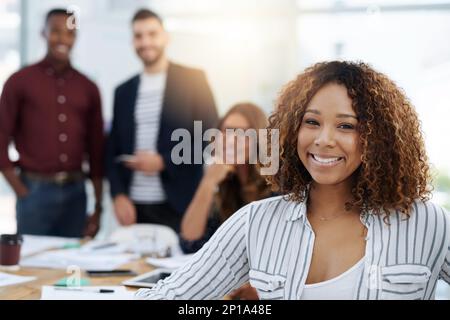 Lorsque vous avez une excellente équipe, vous ne pouvez pas vous aider à sourire. Photo d'employés créatifs travaillant dans un bureau moderne. Banque D'Images