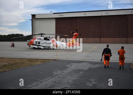 Les membres d'une équipe de Jayhawk MH-60 se préparent à un vol d'entraînement local le 30 janvier 2023. Le Sikorsky MH-60 Jayhawk est un hélicoptère multimission à deux moteurs et moyenne portée exploité par la Garde côtière des États-Unis pour des missions de recherche et de sauvetage, d'application de la loi, de préparation militaire et de protection de l'environnement marin. Banque D'Images