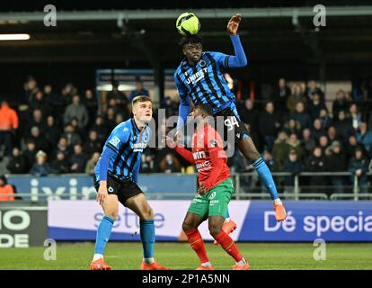 Bjorn Meijer (14) du Club Brugge, Theo Ndicka (7) d'Ostende et Abakar Sylla (94) du Club Brugge photographiés en lutte pour le ballon lors d'un match de football entre KV Ostende et Club Brugge KV pendant le 28 e jour de match de la Ligue Pro Jupilier pour la saison 2022-2023 , Le vendredi 3 mars 2023 à Oostende , Belgique . PHOTO SPORTPIX | David Catry Credit: Sportpix/Alay Live News Banque D'Images