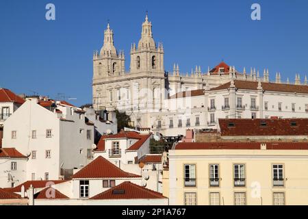 Portugal, Lisbonne. Vue sur le quartier historique et le monastère récemment rénovés d'Alfama. Banque D'Images