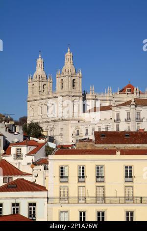 Portugal, Lisbonne. Vue sur le quartier historique et le monastère récemment rénovés d'Alfama. Banque D'Images