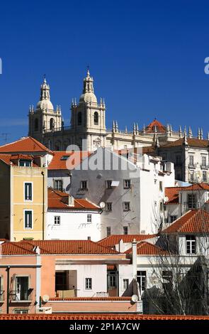 Portugal, Lisbonne. Vue sur le quartier historique et le monastère récemment rénovés d'Alfama. Banque D'Images