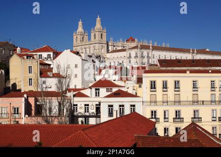 Portugal, Lisbonne. Vue sur le quartier historique et le monastère récemment rénovés d'Alfama. Banque D'Images