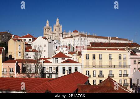 Portugal, Lisbonne. Vue sur le quartier historique et le monastère récemment rénovés d'Alfama. Banque D'Images