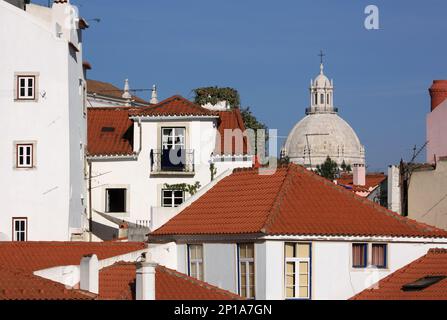 Portugal, Lisbonne. Vue sur le quartier historique et le monastère récemment rénovés d'Alfama. Banque D'Images