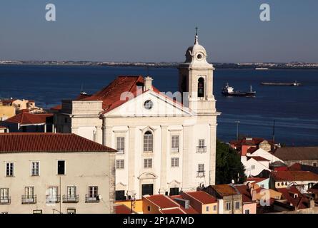 Portugal, Lisbonne. Vue sur le quartier historique et le monastère récemment rénovés d'Alfama. Banque D'Images