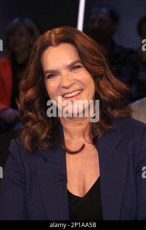 Katarina Witt participe au salon NDR Talk au studio NDR sur 3 mars 2023 à Hambourg, en Allemagne Banque D'Images