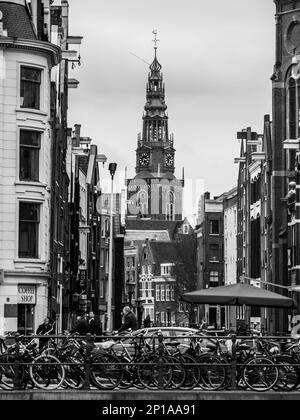 Beaucoup de vélos garés dans la rue d'Amsterdam. Tour de l'église en arrière-plan, pays-Bas. Image en noir et blanc. Banque D'Images