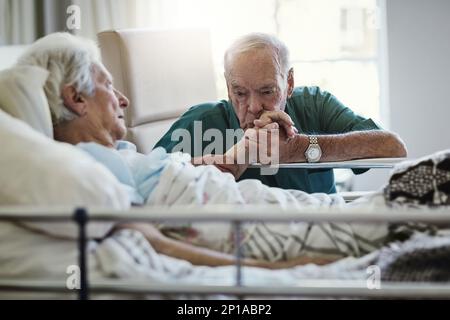 L'amour est toujours là les uns pour les autres. Photo d'un homme âgé rendant visite à sa femme à l'hôpital. Banque D'Images