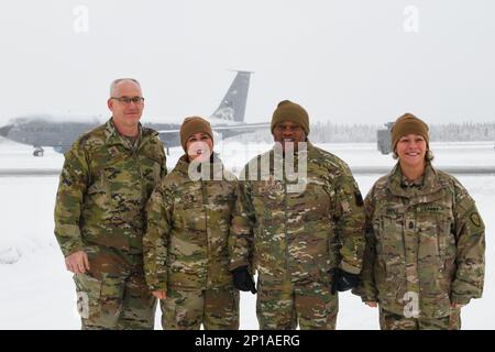 Le conseiller principal inscrit Tony Whitehead a visité la Garde nationale aérienne de l'Alaska à la base aérienne d'Eielson, à 2 février 2023, où il a été informé de la mission de la 168th e Escadre. Au cours de la visite, le Sgt Jeffrey Ling, chef de commandement de l’escadre 168th, Kim Groat, CHEF de commandement de l’État, SEA Whitehead, Et le sergent de commandement Maj. Julie Small, chef enrôla de la Garde nationale de l'Alaska, pose pour une photo devant le KC-135s de la 168th e Escadre lors d'une journée enneigée en Alaska, alors qu'ils discutent des opérations dans l'arctique. SEA Whitehead est le conseiller principal inscrit auprès du chef du Bureau de la Garde nationale. Banque D'Images