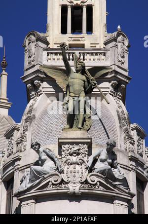Portugal, région du Douro, centre historique de Porto - statue en bronze et détail d'un bâtiment monumental d'art nouveau dans le centre historique. Banque D'Images