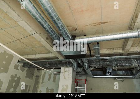 Conduit d'air intérieur du bâtiment HVAC, système de conduite de climatisation au plafond. Banque D'Images