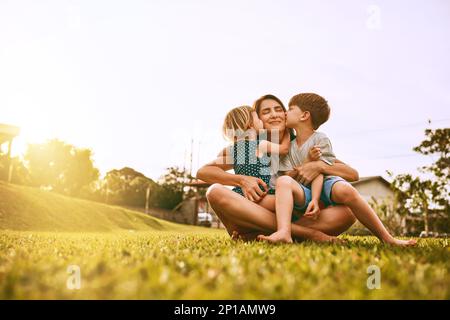 Livraison de baiser pour maman. Prise de vue courte d'une jeune famille passant du temps ensemble à l'extérieur. Banque D'Images