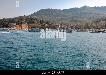 SANTA MARGHERITA LIGURE, ITALIE - Côte de la mer Ligurienne à Santa Margherita Ligure, qui est une destination touristique populaire en été Banque D'Images